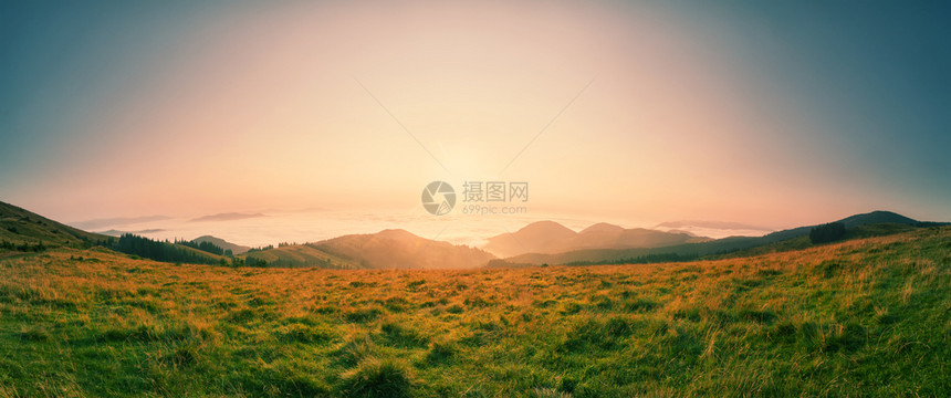 山顶上的黎明夏日风景全山顶上的黎明户外岩石薄雾图片