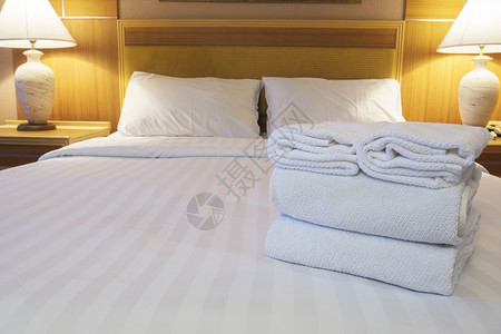 酒店床上的浴巾高清图片