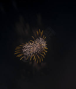 午夜新年节的金色心脏火花烟明亮的爆裂图片