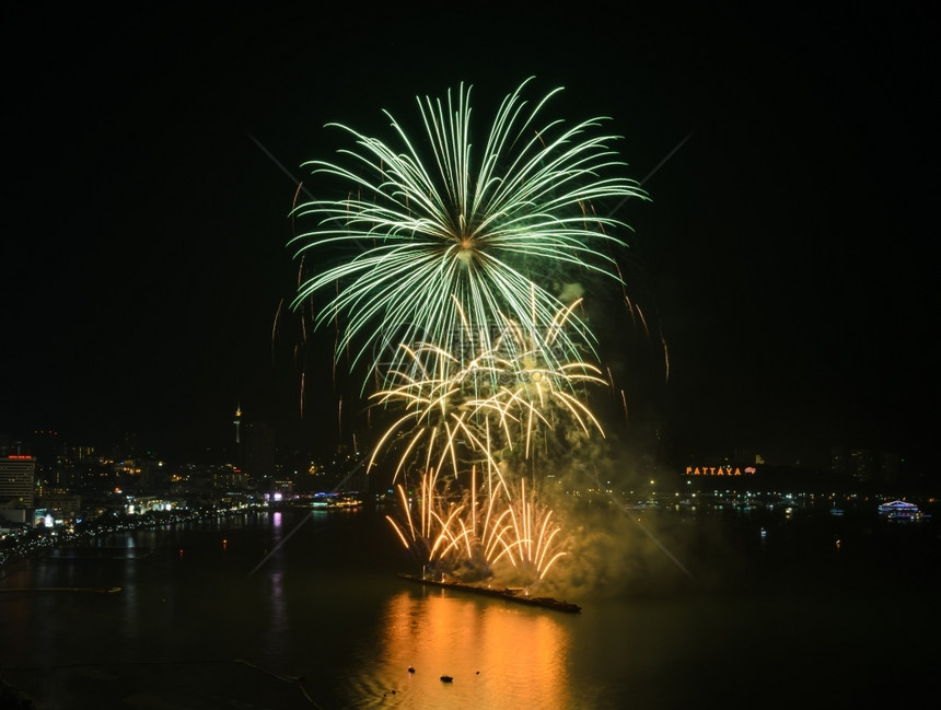 丰富多彩的泰国城市风景背的巴塔亚海岸天空上美丽的火花爆炸城市的图片