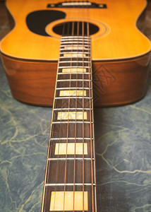 吉他手复古的现代绿色大理石背景的音响吉他乐概念图片