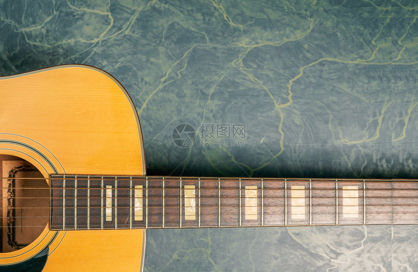 绿色大理石背景的音响吉他乐概念仪器传统的花岗岩图片