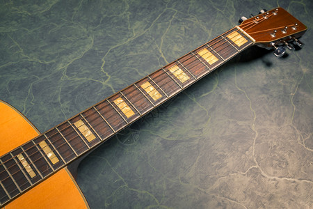 艺术家声学绿色大理石背景的音响吉他乐概念金属的图片