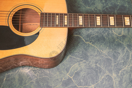 音乐家古老的传统绿色大理石背景的音响吉他乐概念高清图片