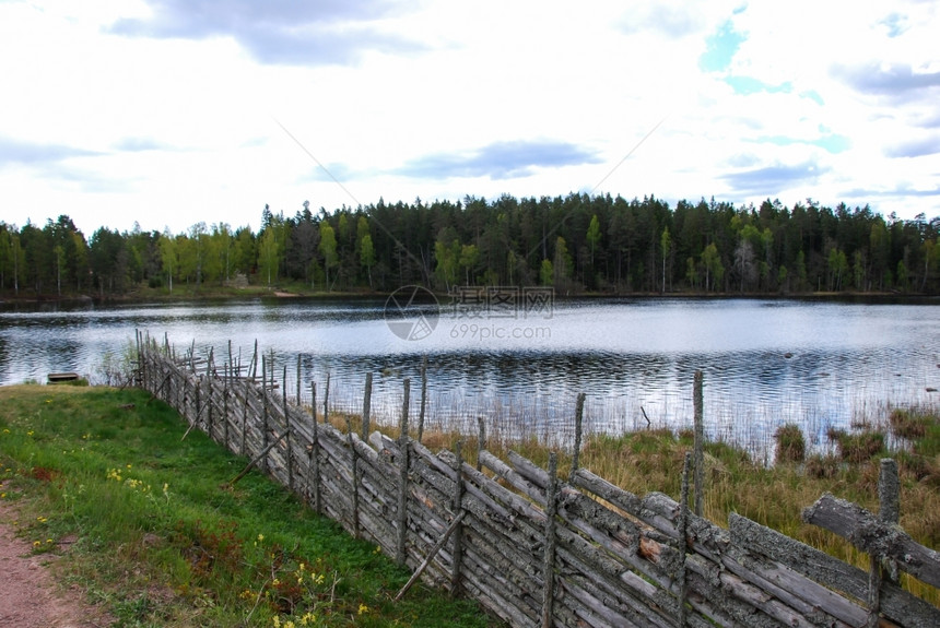 早年间安宁春季以海边建造传统木制栅栏从瑞典的马兰省池塘图片