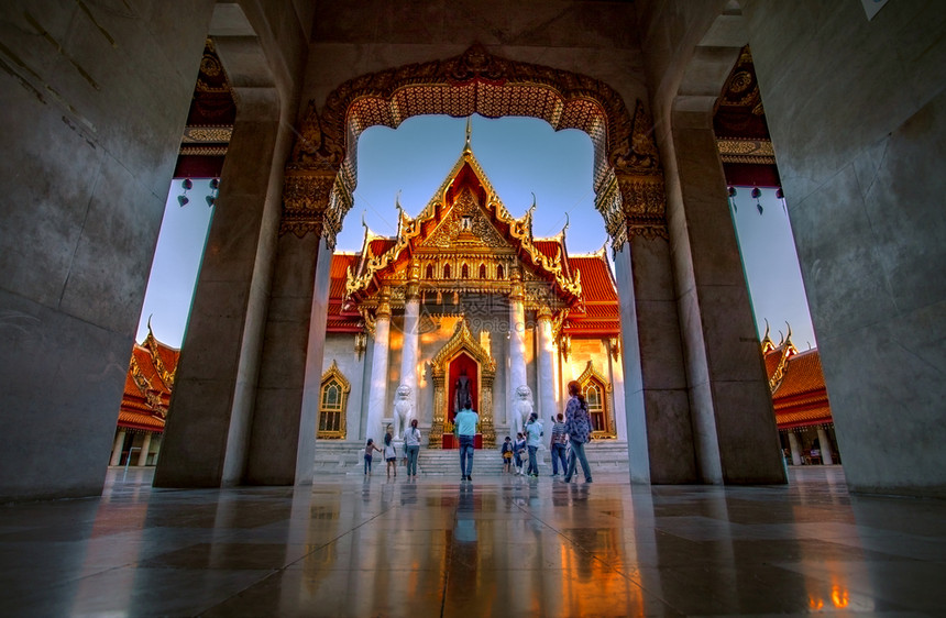 一种10月27日基准测试BangkokthailandOctober27018年一群游客在大理石庙教堂前拍照在泰国首都市中心最受图片