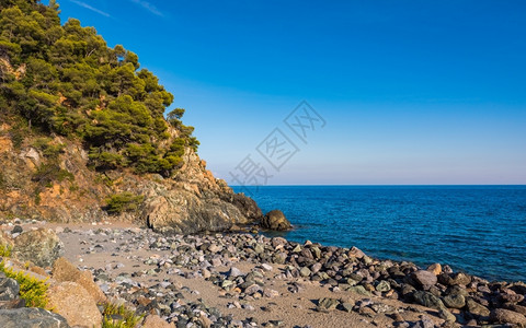 旅游瓦拉兹和科戈莱托之间的利古里安海岸典型的石头滩考格莱托季节图片