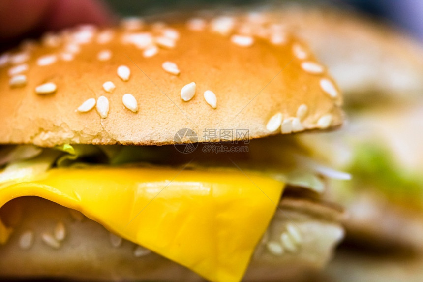 起司食品垃圾和快餐概念的近距离详细介绍一个小点奶酪汉堡垃圾食品和快餐概念煮熟的细节图片