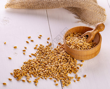 干燥小麦种子木碗中的谷物蛋白质图片