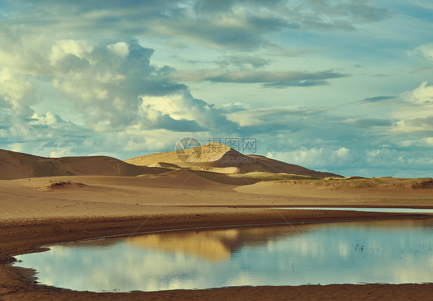 蒙古沙精灵丘漠阳光明媚的日曼汗努尔美丽的图片