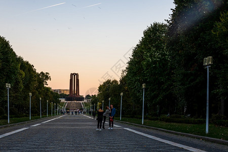 主要的照片旅行201年在罗马尼亚布加勒斯特CarolPark主小巷上行走的人背景图片