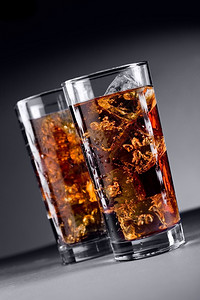 餐厅鸡尾酒照片美味的冷玻璃和可口乐及冰块透明图片