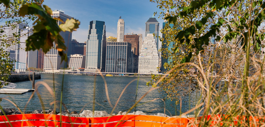 水来自纽约市布鲁克林桥公园的秋天之景下曼哈顿际降低美国人图片