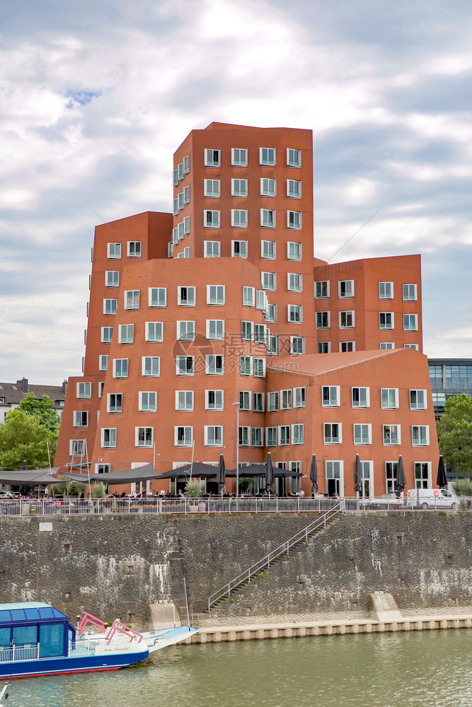 游客欧洲天空德国杜塞尔多夫的盖里大楼图片
