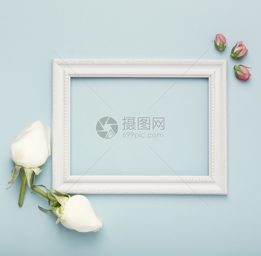 空的白模拟带有玫瑰花蕾蓝色背景的白水平空框架高分辨率照片模拟带有玫瑰花蕾蓝色背景的白水平空框架高质量照片案子图片