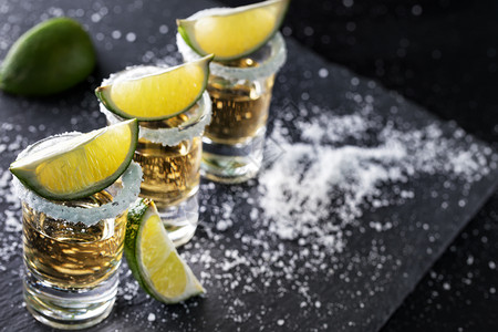 伏特加黑底的金龙舌兰酒精鸡尾墨西哥传统饮料金龙舌兰酸橙茶点图片