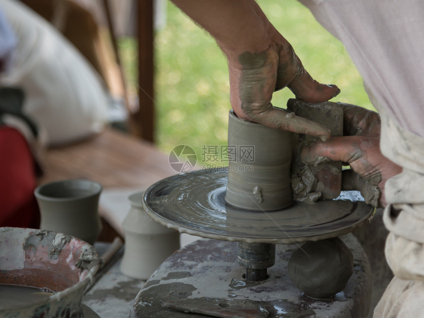 Clay和Terracotta手和设备工作生产手制的有图案图片