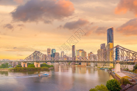 城市的故事布里斯班市天际线和澳大利亚黄昏的布里斯班河商业图片