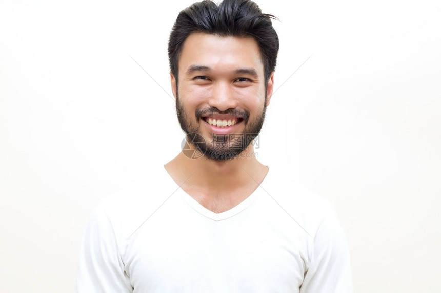亚洲英俊男人长着胡子笑白色背景肖像商人时尚图片