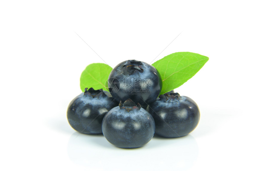 小吃饮食蓝色的新鲜莓白背景上与叶子隔绝图片