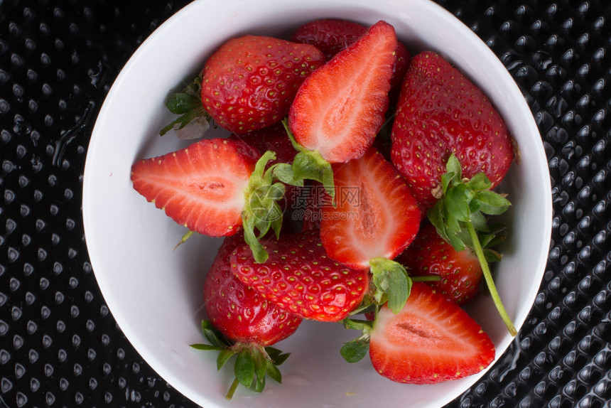 营养一种多汁甜和成熟的草莓果景色颜多汁图片
