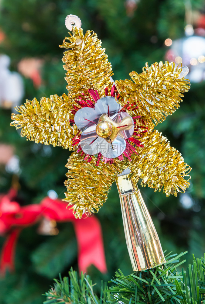圣诞树上装饰金色的星新喜庆闪光图片