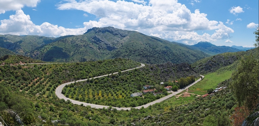天安达卢西亚的绿色山脉房屋全景图片