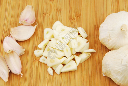 木板上的大蒜切片成碎块一种美食健康图片