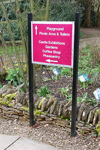 上市英国Gloucestershire的英国城堡红色信息标志方向图片