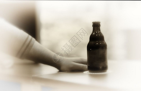空白的喝水平啤酒瓶手背景水平空白啤酒瓶手背景高清空的图片