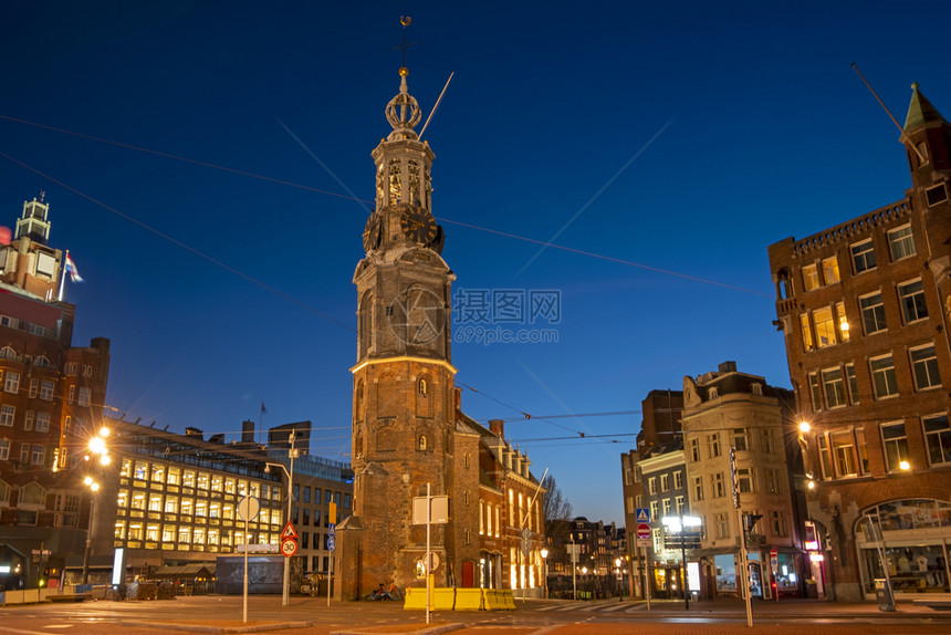 晚上旅行运河日落时荷兰阿姆斯特丹的月塔图片