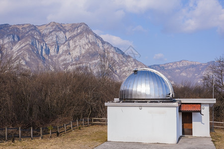 望远镜天文观测台在阿尔卑斯山的幕后建造圆顶图片