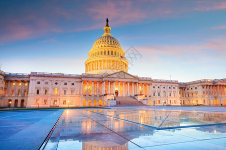 立法机关参议院旅游美国会大楼夜幕点燃了穹顶的美国会大厦图片
