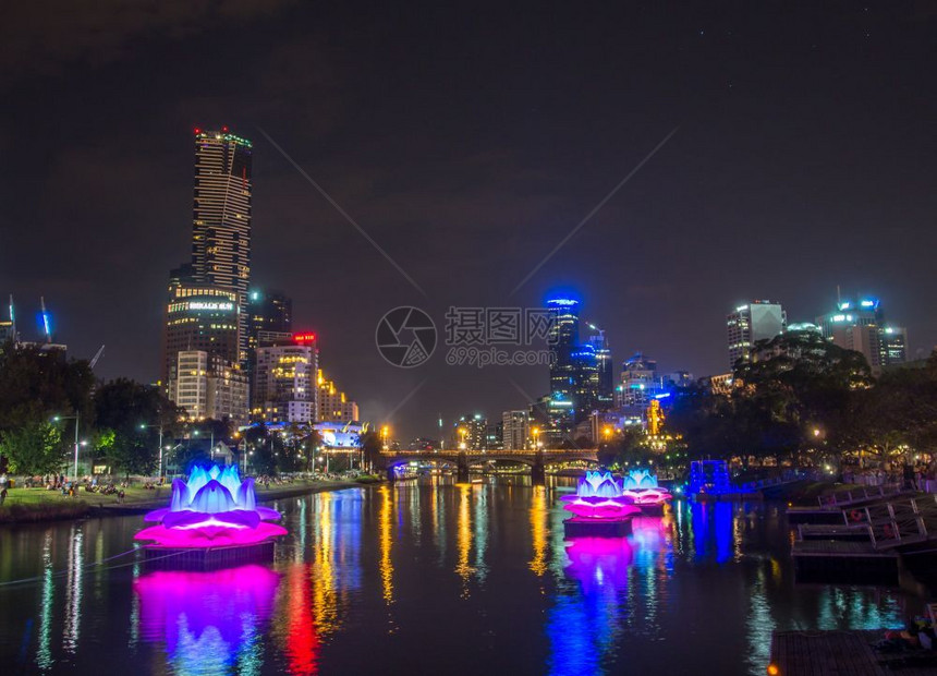 现代的建筑学市中心墨尔本的Yarra河在夜间点燃图片