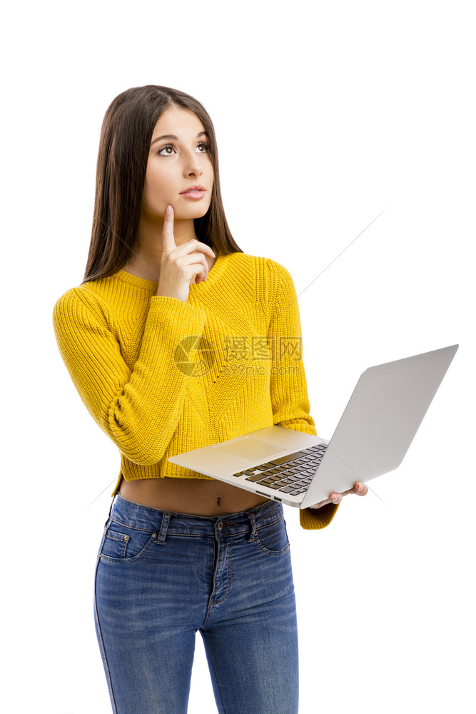 超过美丽和快乐的女孩工作用笔记本电脑孤立于白色背景学习微笑图片