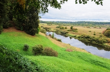 特里戈尔斯科耶树林俄罗普什金基耶戈里保留地Trigorskoye村附近索罗蒂河的景象岸图片