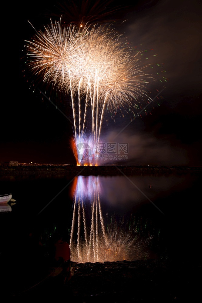 夜空中的烟花和闪光条纹庆祝图片