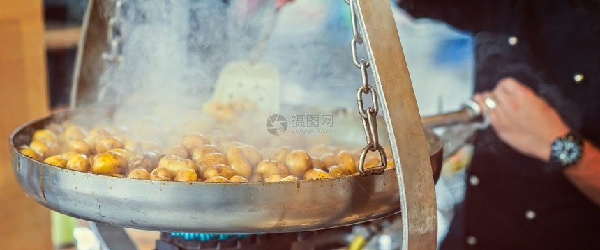 蔬菜萨兰托可选择的新土豆在意大利全食谱中炒熟的马铃薯以塞勒尼托选择重点为煮熟图片