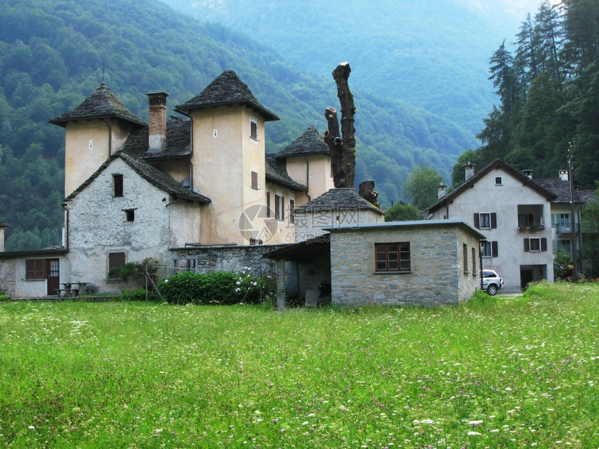 风景旅游意大利语瑞士南部Verzasca山谷的老拖拉多图片