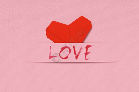 母亲可爱的在粉红纸上写着爱的铁心手工制作的卡片情人节平坦的图片