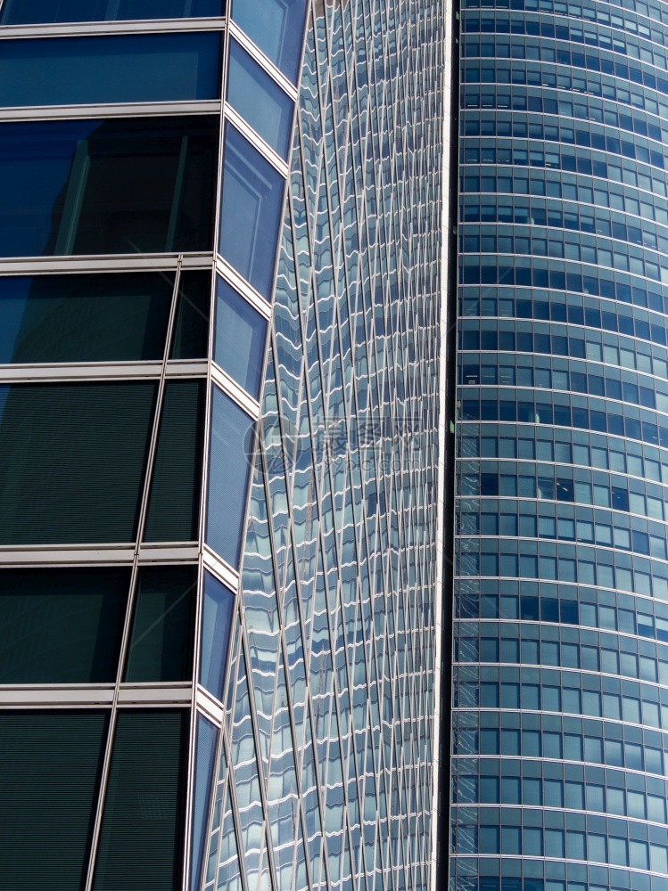 城市正面透明表格来自西班牙马德里摩天大楼的建筑物表图片