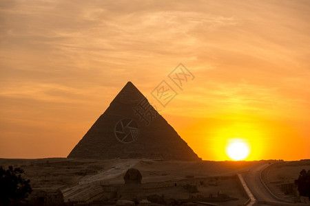 著名的夏天埃及吉萨日落时金字塔大黄色的图片