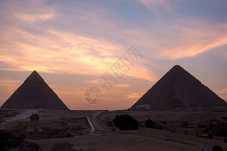 历史的过去埃及吉萨日落时金字塔大骆驼图片