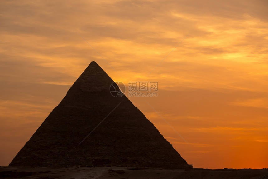 埃及吉萨日落时金字塔大橙埃及人墓图片
