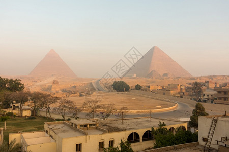 埃及吉萨日落时金字塔大埃及人老的天空图片