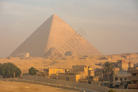埃及吉萨日落时金字塔大太阳历史图片