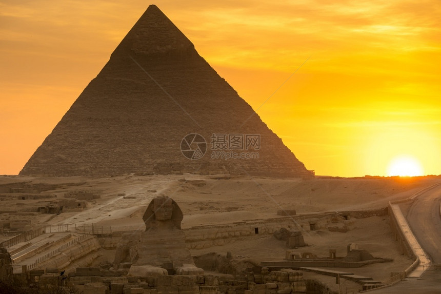 老的埃及吉萨日落时金字塔大结石太阳图片