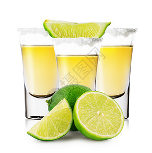 新鲜三杯金龙舌兰整和切片的石灰在白色背景上隔离传统墨西哥浓烈酒精饮料三杯金龙舌兰酒整杯全熟柠檬杜松子酒眼镜背景图片