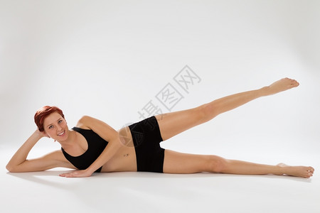 运动型有氧年轻快乐的红发女健壮子运动她的双腿健康图片