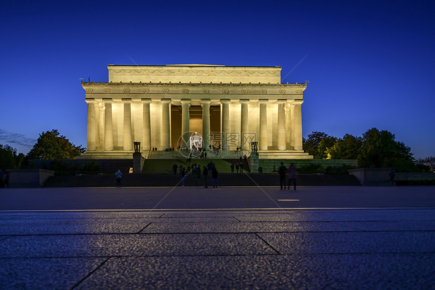 游客亚伯拉罕夜晚购物中心林肯纪念馆华盛顿DC林肯纪念馆黄昏时蓝天背景图片